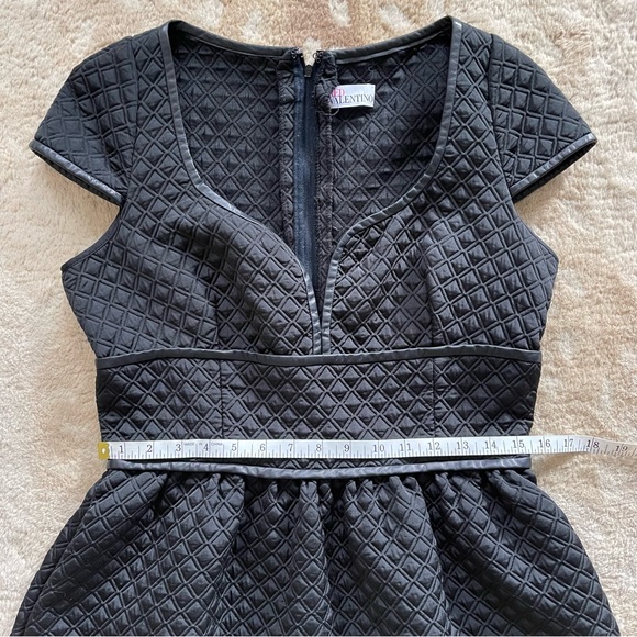 Red Valentino Quilted Short-Sleeve Sweetheart Dress, Black Size 46 - Picture 3 of 11